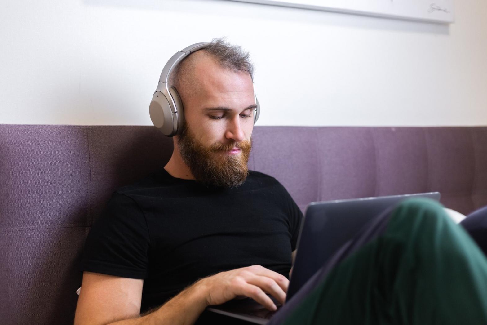 Studenten beim interaktiven Online-Lernen